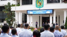 Hari pertama masuk kerja pasca libur hari raya Idulfitri, Walikota Medan Rico Tri Putra Bayu Waas memimpin apel perdana di halaman kantor Wali Kota Medan, Selasa (8/4/25). (Foto: Diva Suwanda)
