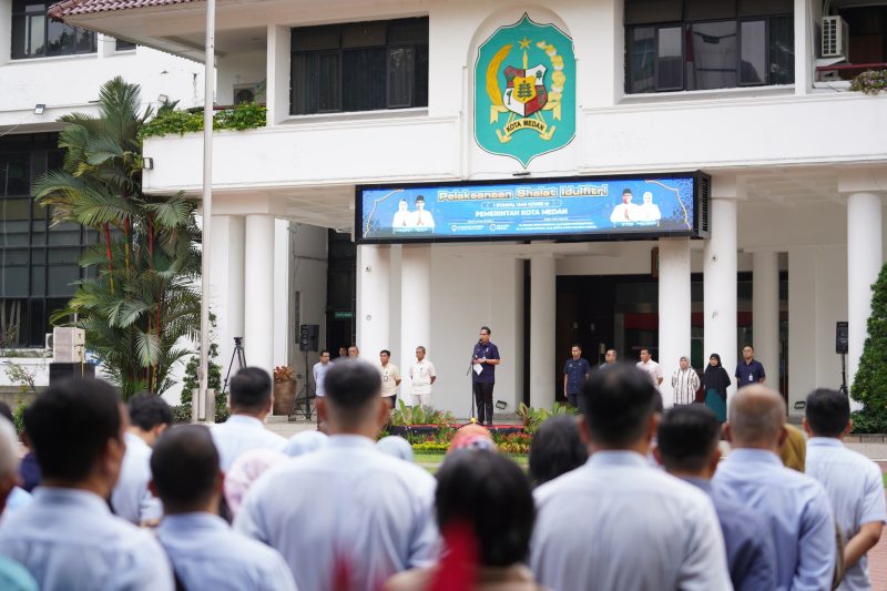 Hari pertama masuk kerja pasca libur hari raya Idulfitri, Walikota Medan Rico Tri Putra Bayu Waas memimpin apel perdana di halaman kantor Wali Kota Medan, Selasa (8/4/25). (Foto: Diva Suwanda)