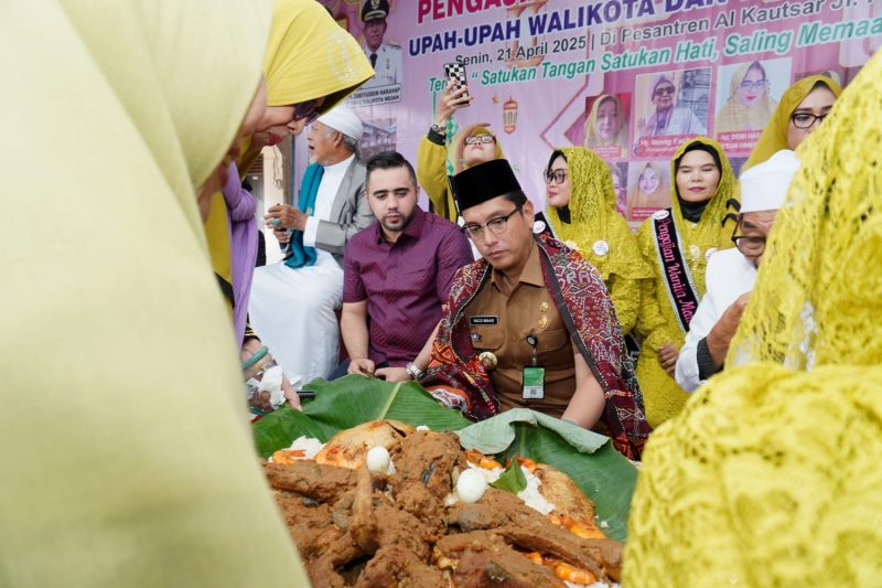 Walikota Medan Rico Tri Putra Bayu Waas saat mennghadiri saat menghadiri acara Halalbihalal yang digelar Pengajian Wanita Medan (PWM) bertema Satukan Tangan Satukan hati saling memaafkan di Hari Yang Fitri, yang digelar di Pesantren Al Kautsar, Jalan Pelajar, Medan, Senin (21/4/2025). (Foto: Diva Suwanda)