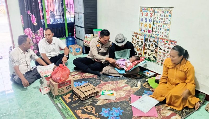Rombongan yang terdiri dari perwakilan Darma Foundation, Sutejo, Dewan Pendidikan Sergai, Syaifuddin, Ipda Brimen Sihotang dari Polres Sergai, Youtuber Dedi Elang, Kades Rio Jonata saat berkunjung ke kediaman keluarga balita penderita hidrosepalus, Rabu (23/4/2025). (Foto: Diva Suwanda)