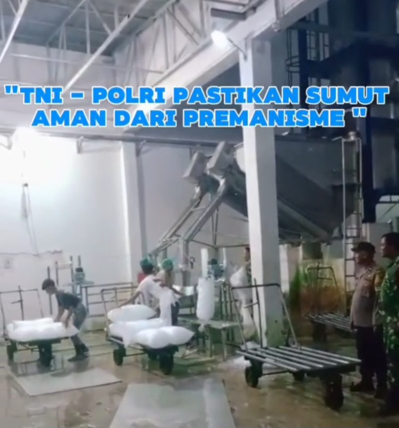 Petugas kepolisian dan TNI saat melakukan memantau operasional pabrik es UD Aguaris di Desa Pantai Gemi, Kecamatan Stabat Kabupaten Langkat, Jumat (18/4/2025) malam. (Foto: Diva Suwanda)