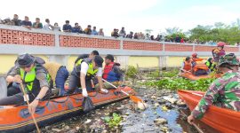 Walikota Medan Rico Tri Putra Bayu Waas saat membersihkan sampah yang berserakan di Danau Siombak, Kamis (5/6/2025). (Foto: Diva Suwanda)
