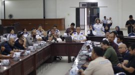 Kadishub Sumut Agustinus Panjaitan saat memimpin rapat antara aplikator dan mitranya sekaitan kesesuaian tarif, Selasa (3/6/2025). (Foto: Diva Suwanda)