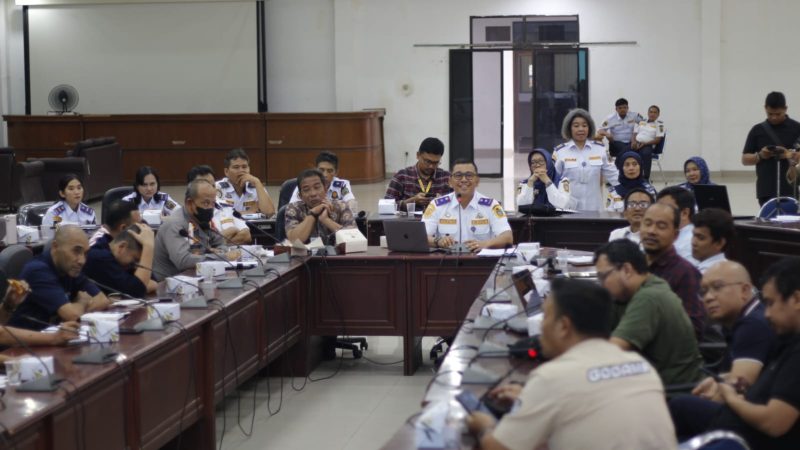 Kadishub Sumut Agustinus Panjaitan saat memimpin rapat antara aplikator dan mitranya sekaitan kesesuaian tarif, Selasa (3/6/2025). (Foto: Diva Suwanda)