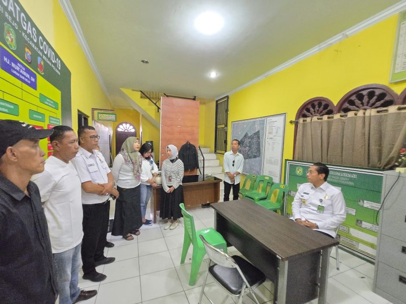 Wali Kota Medan, Rico Tri Putra Bayu Waas, mendapati sang lurah tidak berada di kantor saat inspeksi mendadak (sidak) pada Rabu (4/6/2025) pagi. (Foto: Diva Suwanda)