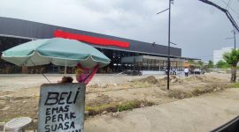 Perubahan fungsi bekas Pasar Aksara menjadi kafe mewah yang disewakan kepada pihak ketiga menuai sorotan. Pemerhati Kebijakan Publik, Elfenda Ananda, meminta agar proses perubahan fungsi ini diperjelas dan dibuka ke publik. (Foto: Diva Suwanda)