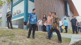 Walikota Medan Rico Waas menegur bawahannya saat meninjau Urban Community Park Kebun Bunga, Kamis (12/6/2025). (Foto: Istimewa)