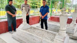 Wakapolsek Tanjung Beringin, Ipda Brimen Sihotang, bersama dengan personel Polsek Tanjung Beringin, Bripka Syafruddin, melaksanakan ziarah ke makam Kerajaan Bedagai di kompleks Masjid Jamik Ismailiyah Desa Pekan Tanjung Beringin, Serdang Bedagai, Sumatera utara, Kamis, (26/6/2025). (Foto: Diva Suwanda)