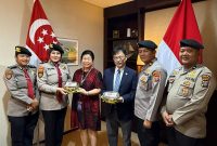Kasubdit VIP Kompol Deddi Harahap didampingi Kanit I Subdit VIP AKP Hendri Surbakti dan Panit I Subdit VIP AKP Yuni Darmawani bersama personel bintara diantaranya Brigadir Sartika Sinuraya dan Bripda Rifqi saat menyerahkan bingkisan kepada Konsul Jendral Singapura, Edmund Chia, Kamis (26/6/2025) kemarin. (Foto: Diva Suwanda)