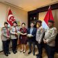 Kasubdit VIP Kompol Deddi Harahap didampingi Kanit I Subdit VIP AKP Hendri Surbakti dan Panit I Subdit VIP AKP Yuni Darmawani bersama personel bintara diantaranya Brigadir Sartika Sinuraya dan Bripda Rifqi saat menyerahkan bingkisan kepada Konsul Jendral Singapura, Edmund Chia, Kamis (26/6/2025) kemarin. (Foto: Diva Suwanda)