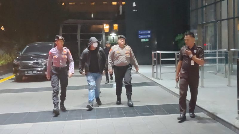 Kadis PUPR Topan Obaja Ginting saat tiba di gedung KPK Jalan Kuningan Persada, Jakarta Selatan (Jaksel), Sabtu (28/6/2025) dini hari. (Foto: Istimewa)