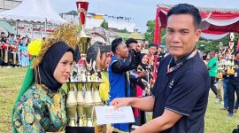 Wakapolsek Tanjung Beringin (kanan) Ipda Brimen Sihotang saat mewakili Polres Sergai menyerahkan hadiah Sergai Open Marching Band, (17/2/2025) lalu. (Foto: Istimewa)