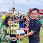 Wakapolsek Tanjung Beringin (kanan) Ipda Brimen Sihotang saat mewakili Polres Sergai menyerahkan hadiah Sergai Open Marching Band, (17/2/2025) lalu. (Foto: Istimewa)