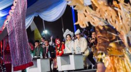 Walikota Medan Rico Waas didampingi istrinya, Ketua TP PKK Kota Medan, Airin Waas saat menyaksikan Carnival Colourfull Medan Carnival. (Foto: Diva Suwanda)