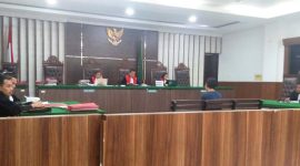 Terdakwa Herli Fadli Nasution (29) pembunuh seorang bocah SMP, AS, saat mendengar vonis seumur hidup atas dirinya di PN Sergai, Selasa (8/7/2025) kemarin. (Foto: Diva Suwanda)