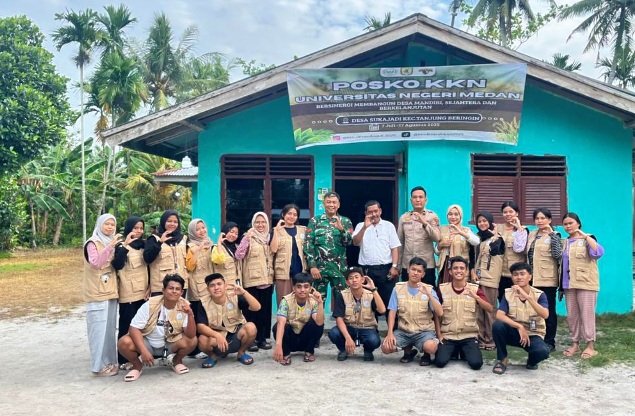 Forkopimcam Tanjung Beringin bersama mahasiswa Unimed yang KKN di Desa Sukajadi. (Foto: Diva Suwanda)