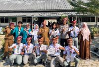 Wakapolsek Tanjung Beringin Ipda Brimen Sihotang bersama pelajar di Kecamatan Tanjung Beringin. (Foto: Diva Suwanda)