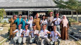 Wakapolsek Tanjung Beringin Ipda Brimen Sihotang bersama pelajar di Kecamatan Tanjung Beringin. (Foto: Diva Suwanda)