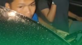 Sepasang sejoli yang mengendarai mobil dinas Propam Polres Tapsel saat diberhentikan pengendara yang diserempet di Medan, Minggu (7/6/2025) malam. (Foto: Ist)