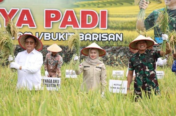 Bupati Deliserdang Asri Ludin Tambunan (kiri), Ketua DPRD Sumut Erni Ariyanti Sitorus (tengah) dan Panglima TNI Jenderal Agus Subiyanto, menghadiri panen raya di Deliserdang, Kamis (10/7/2025). (Foto: Ist)