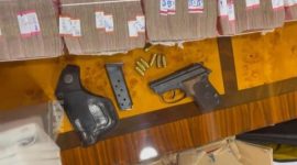 Penampakan Senpi dan tumpukan uang hasil sitaan dari rumah Topan Ginting. (Foto: Istimewa)