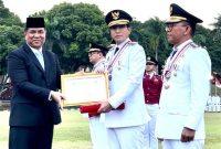 Walikota Medan Rico Waas bersama Wakil Walikota Medan Zakiyuddin Harahap mendapatkan penganugerahan Tanda Kehormatan Kartika Pamong Praja Muda dan Alumni Kehormatan Pendidikan Tinggi Kepamongprajaan dari Institut Pemerintahan Dalam Negeri (IPDN). (Ist)