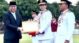 Walikota Medan Rico Waas bersama Wakil Walikota Medan Zakiyuddin Harahap mendapatkan penganugerahan Tanda Kehormatan Kartika Pamong Praja Muda dan Alumni Kehormatan Pendidikan Tinggi Kepamongprajaan dari Institut Pemerintahan Dalam Negeri (IPDN). (Ist)