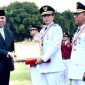 Walikota Medan Rico Waas bersama Wakil Walikota Medan Zakiyuddin Harahap mendapatkan penganugerahan Tanda Kehormatan Kartika Pamong Praja Muda dan Alumni Kehormatan Pendidikan Tinggi Kepamongprajaan dari Institut Pemerintahan Dalam Negeri (IPDN). (Ist)