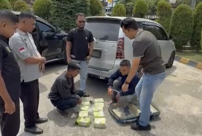 Direktorat Reserse Narkoba (Ditresnarkoba) Polda Sumut berhasil menggagalkan peredaran 10 kilogram sabu jaringan antarprovinsi yang dikendalikan dari Aceh dan akan dikirim ke Palembang. (Foto: Diva Suwanda)