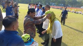 Sebanyak 9.989 mahasiswa baru Universitas Negeri Medan (Unimed) mengikuti Pengenalan Kehidupan Kampus bagi Mahasiswa Baru (PKKMB) Tahun 2025 yang dibuka di Lapangan Serbaguna Unimed, Jalan Willem Iskandar Medan, Kamis (14/8/2025). (Foto: Diva Suwanda)