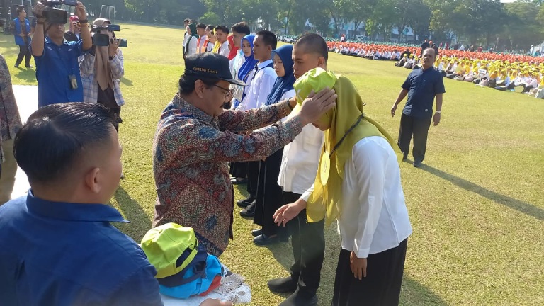 Sebanyak 9.989 mahasiswa baru Universitas Negeri Medan (Unimed) mengikuti Pengenalan Kehidupan Kampus bagi Mahasiswa Baru (PKKMB) Tahun 2025 yang dibuka di Lapangan Serbaguna Unimed, Jalan Willem Iskandar Medan, Kamis (14/8/2025). (Foto: Diva Suwanda)