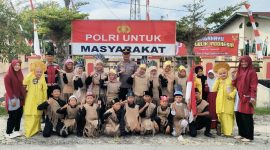 Momen menarik terjadi saat rombongan peserta berhenti di depan Kantor Polsek Tanjung Beringin. Dengan latar tulisan besar “Polri Untuk Masyarakat” dan kibaran merah putih yang menghiasi halaman, peserta membawakan lagu-lagu perjuangan menggunakan alat musik masing-masing.