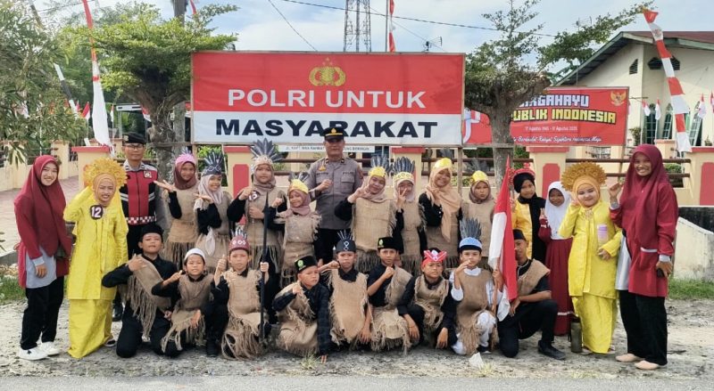Momen menarik terjadi saat rombongan peserta berhenti di depan Kantor Polsek Tanjung Beringin. Dengan latar tulisan besar “Polri Untuk Masyarakat” dan kibaran merah putih yang menghiasi halaman, peserta membawakan lagu-lagu perjuangan menggunakan alat musik masing-masing.