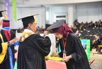 Rektor Unimed, Prof Dr Baharuddin, ST, MPd, dalam sambutannya menyampaikan harapan agar para lulusan dapat langsung mengabdikan ilmunya bagi masyarakat, bangsa dan negara. (Foto: Diva Suwanda)