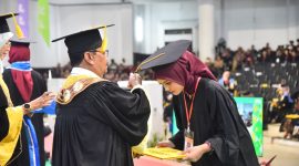 Rektor Unimed, Prof Dr Baharuddin, ST, MPd, dalam sambutannya menyampaikan harapan agar para lulusan dapat langsung mengabdikan ilmunya bagi masyarakat, bangsa dan negara. (Foto: Diva Suwanda)