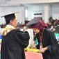 Rektor Unimed, Prof Dr Baharuddin, ST, MPd, dalam sambutannya menyampaikan harapan agar para lulusan dapat langsung mengabdikan ilmunya bagi masyarakat, bangsa dan negara. (Foto: Diva Suwanda)