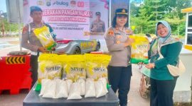 Kepolisian Sektor Kawasan Bandara Raja Haji Fisabilillah (RHF) Polresta Tanjungpinang, Kepulauan Riau, bersama Bulog Cabang Tanjungpinang menggelar Gerakan Pangan Murah (GPM), Kamis (4/9/2025). (Foto: Dok)
