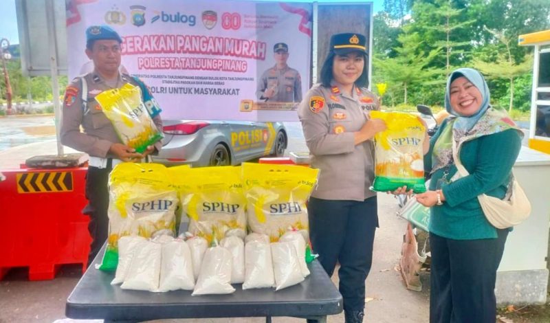 Kepolisian Sektor Kawasan Bandara Raja Haji Fisabilillah (RHF) Polresta Tanjungpinang, Kepulauan Riau, bersama Bulog Cabang Tanjungpinang menggelar Gerakan Pangan Murah (GPM), Kamis (4/9/2025). (Foto: Dok)