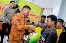 TNI-Polri dan Pemkab Sergai melakukan penyaluran bantuan sosial di Aula Kantor Camat Tanjung Beringin dan diserahkan langsung oleh Wakil Bupati Sergai, Dr H Adlin Umar Yusri Tambunan, ST, MSP didampingi Wakapolsek Tanjung Beringin Ipda Brimen. (Foto: Diva Suwanda)