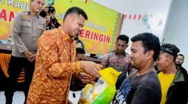 TNI-Polri dan Pemkab Sergai melakukan penyaluran bantuan sosial di Aula Kantor Camat Tanjung Beringin dan diserahkan langsung oleh Wakil Bupati Sergai, Dr H Adlin Umar Yusri Tambunan, ST, MSP didampingi Wakapolsek Tanjung Beringin Ipda Brimen. (Foto: Diva Suwanda)