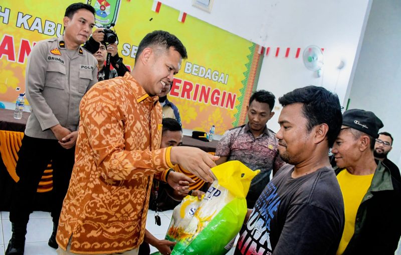 TNI-Polri dan Pemkab Sergai melakukan penyaluran bantuan sosial di Aula Kantor Camat Tanjung Beringin dan diserahkan langsung oleh Wakil Bupati Sergai, Dr H Adlin Umar Yusri Tambunan, ST, MSP didampingi Wakapolsek Tanjung Beringin Ipda Brimen. (Foto: Diva Suwanda)