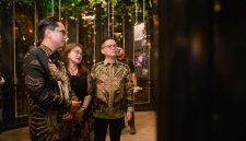 Wali Kota Medan, Rico Tri Putra Bayu Waas mendadak ingin jadi fotografer karena ingin bersaing dengan Bupati Karangsasem, I Gusti Putu Parwata pada acara Salon Foto Indonesia tahun depan. (Foto: Diva Suwanda)