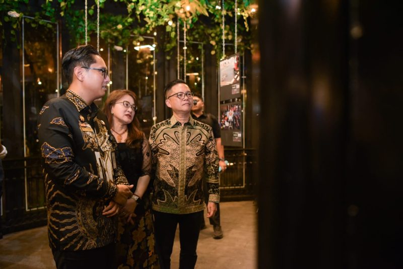 Wali Kota Medan, Rico Tri Putra Bayu Waas mendadak ingin jadi fotografer karena ingin bersaing dengan Bupati Karangsasem, I Gusti Putu Parwata pada acara Salon Foto Indonesia tahun depan. (Foto: Diva Suwanda)