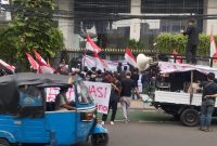 Aksi demo Lingkar Aktivis Mahasiswa saat melakukan aksi demo di Kantor DPP Nasdem, di Gondangdia, Menteng, Jakarta Pusat kemarin. Aksi ini menuntut oknum Anggota DPR RI RHB dicopot lantaran diduga melakukan penganiayaan. (Foto: Ist)