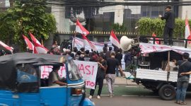 Aksi demo Lingkar Aktivis Mahasiswa saat melakukan aksi demo di Kantor DPP Nasdem, di Gondangdia, Menteng, Jakarta Pusat kemarin. Aksi ini menuntut oknum Anggota DPR RI RHB dicopot lantaran diduga melakukan penganiayaan. (Foto: Ist)