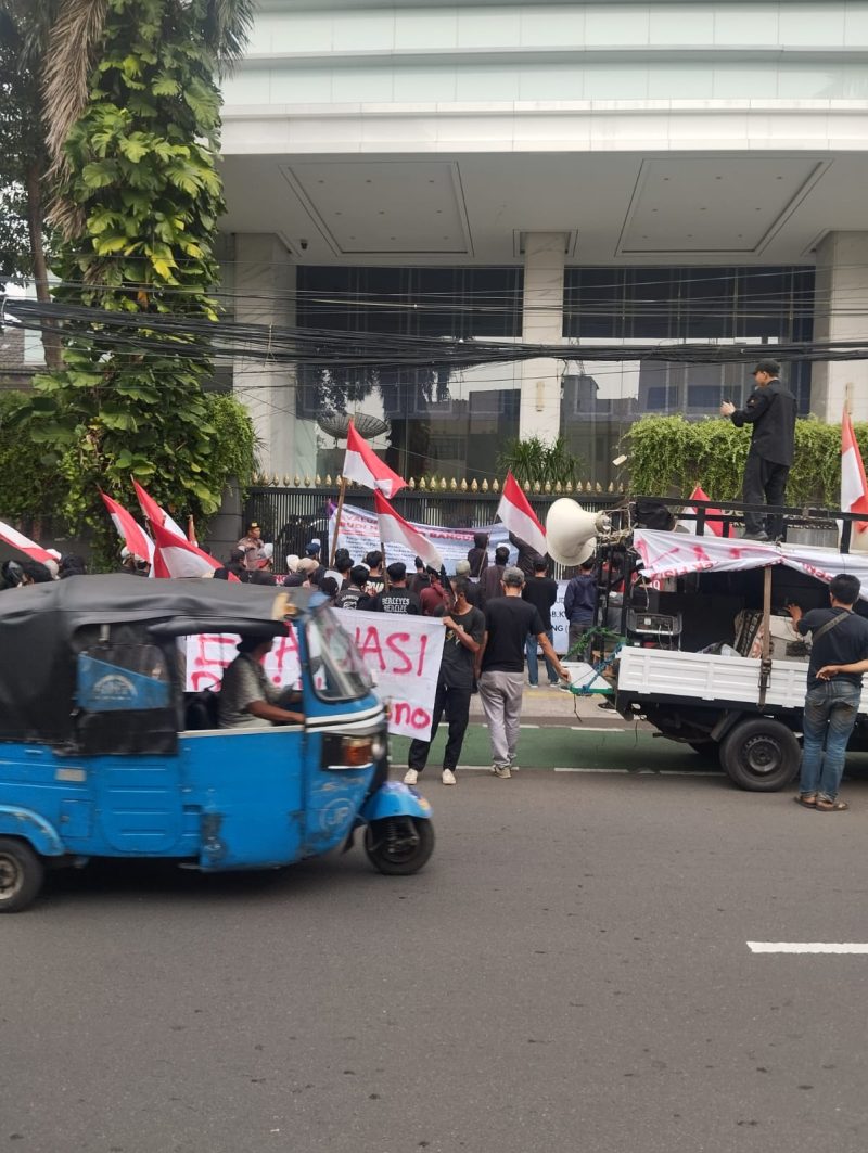 Aksi demo Lingkar Aktivis Mahasiswa saat melakukan aksi demo di Kantor DPP Nasdem, di Gondangdia, Menteng, Jakarta Pusat kemarin. Aksi ini menuntut oknum Anggota DPR RI RHB dicopot lantaran diduga melakukan penganiayaan. (Foto: Ist)