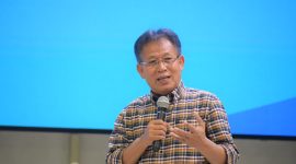 Ribuan mahasiswa, guru, dosen, hingga kepala sekolah memadati Auditorium Universitas Negeri Medan (Unimed) pada Kamis (18/9), dalam acara peluncuran sekaligus bedah buku Membangun Negeri dari Sekolah. Karya ini ditulis oleh tiga pakar pendidikan Sumut diantaranya Prof Dr Syawal Gultom M Pd (foto). (Foto: Diva Suwanda)