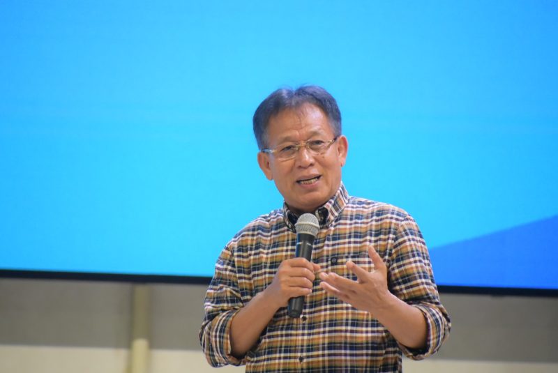 Ribuan mahasiswa, guru, dosen, hingga kepala sekolah memadati Auditorium Universitas Negeri Medan (Unimed) pada Kamis (18/9), dalam acara peluncuran sekaligus bedah buku Membangun Negeri dari Sekolah. Karya ini ditulis oleh tiga pakar pendidikan Sumut diantaranya Prof Dr Syawal Gultom M Pd (foto). (Foto: Diva Suwanda)