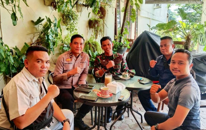 Dalam rangka meningkatkan sinergitas TNI, Polri dan insan pers, jajaran Pos TNI AL (Posal) Bedagai bareng bersama kepolisian dan wartawan, di Sei Rampah Jumat (26/9/2025). (Foto: Ist)