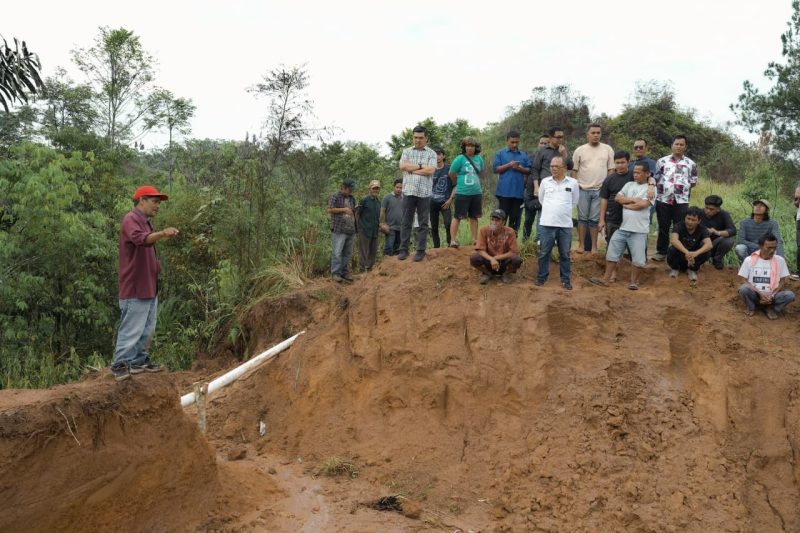 Anggota DPR RI, Bane Raja Manalu, menemui masyarakat Desa Sihaporas, Kecamatan Pematang Sidamanik, Kabupaten Simalungun, Provinsi Sumatera Utara, Jumat (26/9/2025)